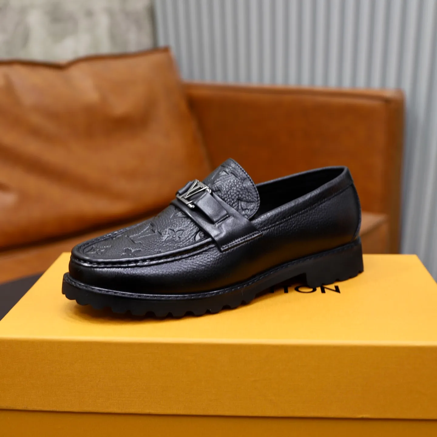 Ex-factory price: 600💰Louis Vuitton LV men's classic Oxford shoes, men's business formal boutique leather shoes, classic style, almond kernel exquisite toe, ultimate art, the whole shoe is made of imported cow leather (open edge beads), carefully selected, fine pores, excellent gloss, soft texture, strong toughness, durable and not easy to deform, apricot fetal cowhide leather lining, soft and comfortable, sweat-absorbent and breathable. Foam outsole, original box and dust bag packaging! Size: 38–44 (45/46 customized)